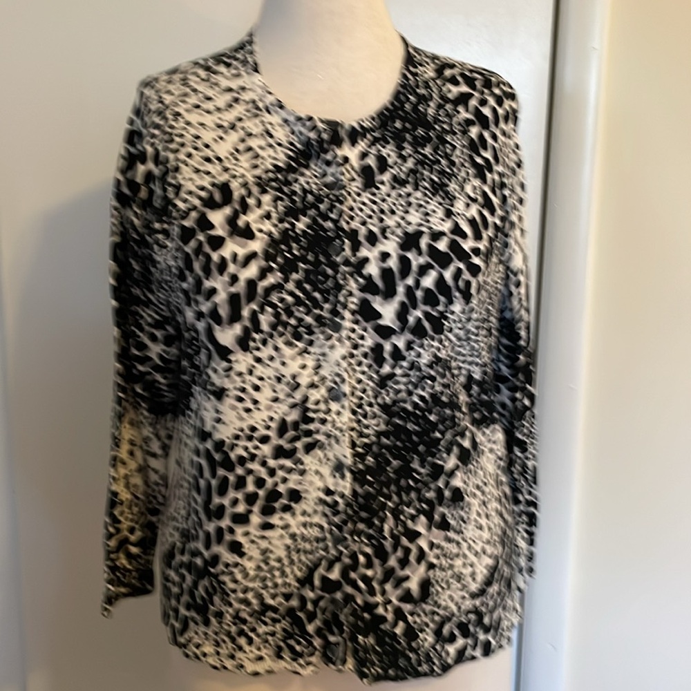 Croft & Barrow- long sleeved button up leopard print Cardigan. Size 1 X. EUC.